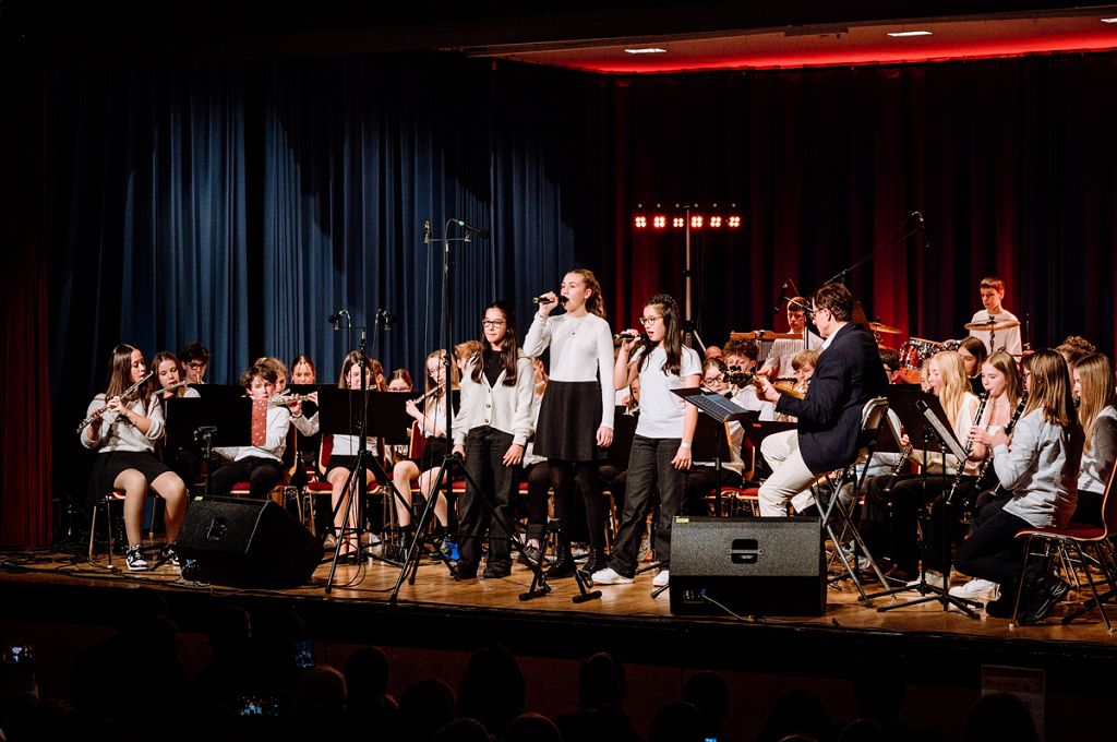 Schüler spielen Blasinstrumente auf dem Weihnachtskonzert.