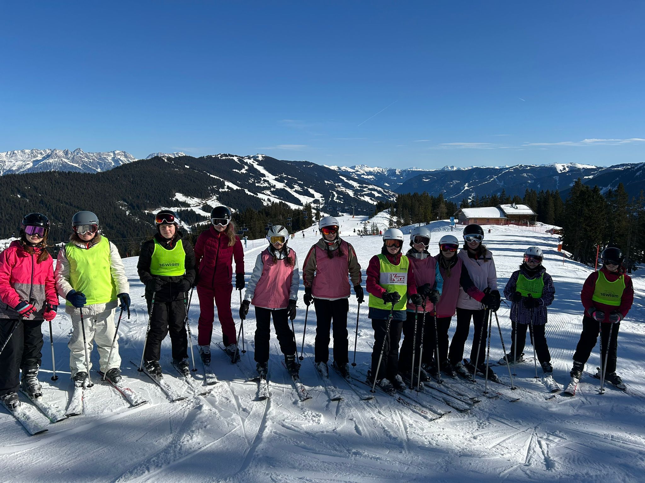 Schüler*innen beim Skifahren bei bestem Wetter